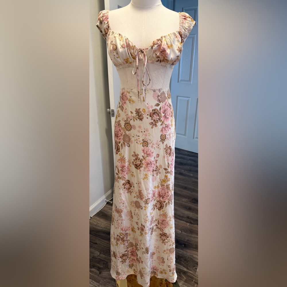 Forever 21 Floral Maxi Dress – Size Small 🌸